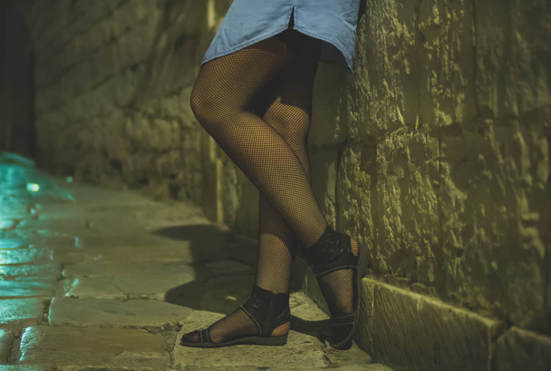 Vrouwelijke prostituee werken op de straat van de nacht. - Foto, afbeelding