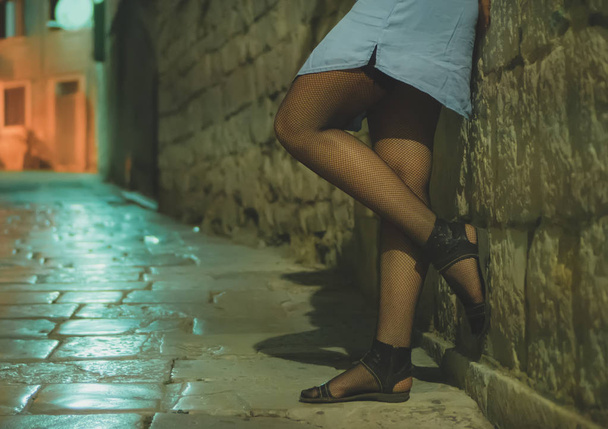 Mujer prostituta trabajando en la calle nocturna
. - Foto, imagen
