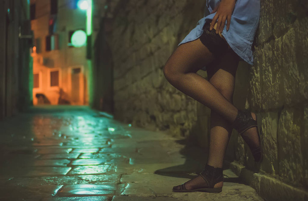 Prostituierte, die nachts auf der Straße arbeitet. Hänseleien mit Kunden. - Foto, Bild