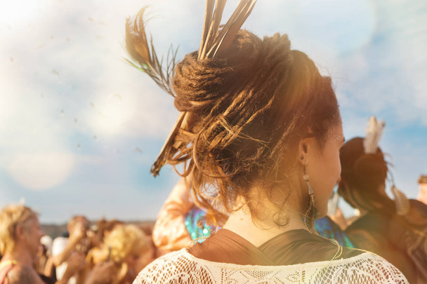 hippie donna indossa dread-locks, soleggiato Arambol Freak Show festival, 2018, India
 - Foto, immagini