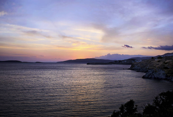 ηλιοβασίλεμα στην Ελλάδα Αιγαίο - Κυκλάδες νησί Άνδρος - Φωτογραφία, εικόνα