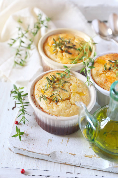 Nadýchané bramborové suflé se sýrem a olivovým olejem, tři části - Fotografie, Obrázek