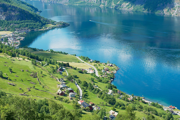 Aurlandsfjord için Aurland, Norveç'te Stegastein bakış açısından görüntüleme. - Fotoğraf, Görsel