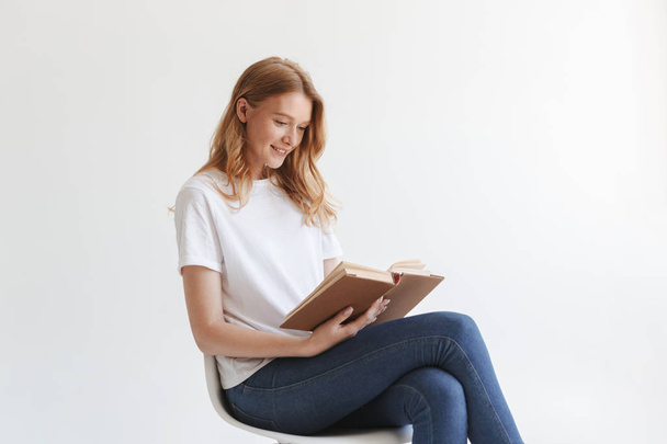 Obraz žena mladá zrzka izolované bílé zdi pozadí čtení knihy. - Fotografie, Obrázek