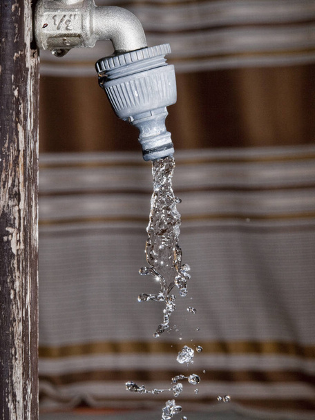 torneira de água com gotas detalhe
 - Foto, Imagem