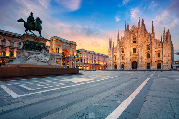 Milánó. Városképet gazdagító épületnek szánták kép alatt napkelte milánói dómtól, Milánó, Olaszország. - Fotó, kép