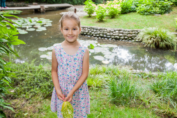 Портрет щасливої дитини в елегантній сукні на природі, красивий весняний день, дитячий зовнішній портрет
  - Фото, зображення