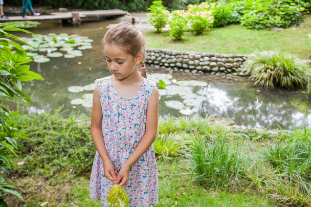 Портрет маленької дівчинки в елегантній сукні на природі, красивий весняний день, дитячий зовнішній портрет
  - Фото, зображення