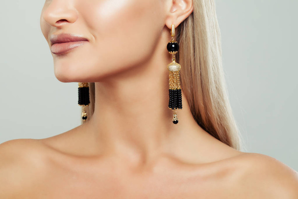 Γυναικεία σκουλαρίκια χρυσό με μαργαριτάρι Closeup πορτρέτο - Φωτογραφία, εικόνα