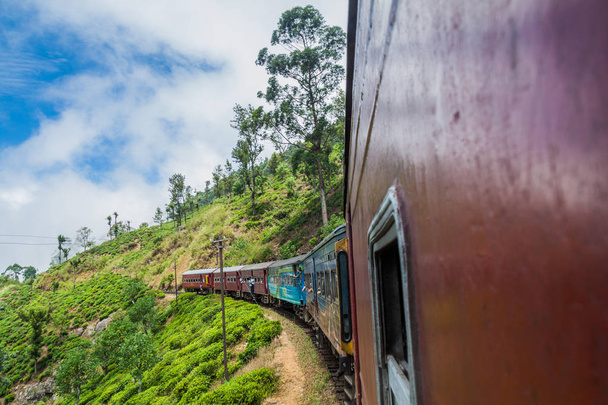 Idalgashinna, Sri Lanka - július 16-án, 2016: Helyi vonat túrák Idalgashinna falu közelében. Helyiek felfüggeszt ki ajtók. - Fotó, kép