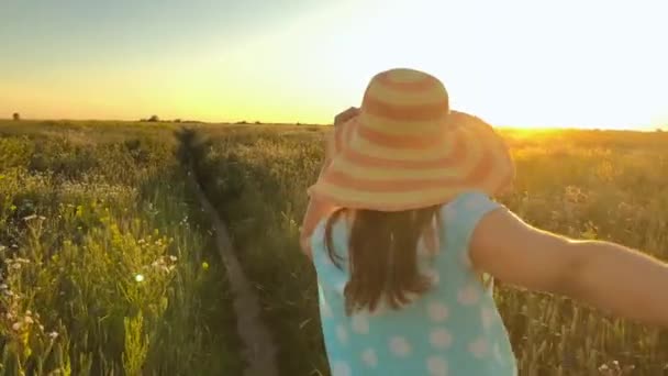 Suivez-moi - heureuse jeune femme au chapeau jaune tirant la main des gars. Main dans la main en marchant jeter un champ de blé vert au coucher du soleil
 - Séquence, vidéo