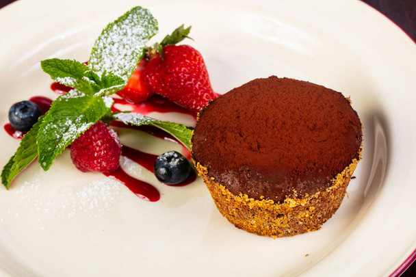 Brownie-Kuchen mit Erdbeere und Minze - Foto, Bild