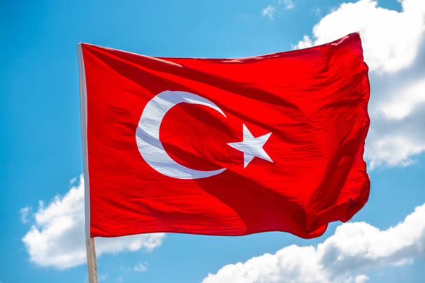 Turecká národní vlajka visí pod širým nebem - Fotografie, Obrázek