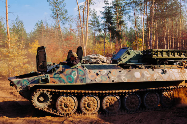 トレンチ ドンバス ウクライナで隠れる本当の戦いタンク - 写真・画像