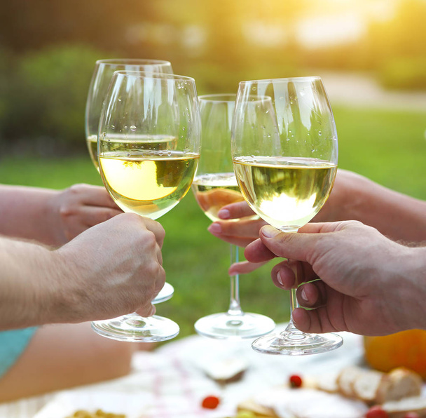 Πικ νικ το καλοκαίρι με λευκό κρασί. Υπαίθρια γιορτή ή πάρτι - Φωτογραφία, εικόνα