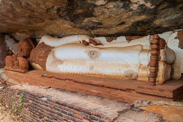 Άγαλμα του Ξαπλωμένου Βούδα κάτω από Pidurangala βράχο, Σρι Λάνκα. - Φωτογραφία, εικόνα