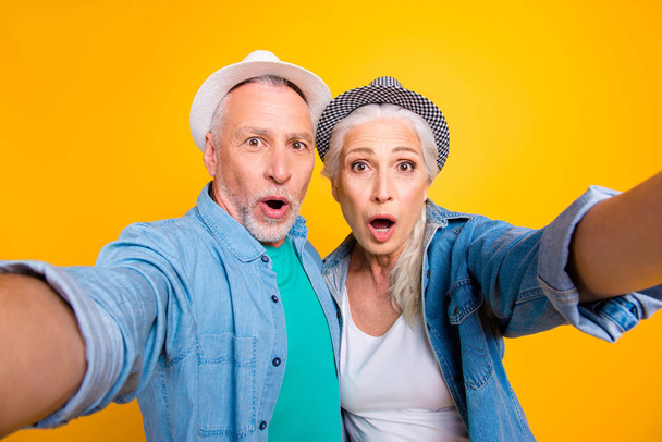 Wow omg! I don't believe my eyes! Joy emotion expressing health -care concept. Close up photo portrait of cheerful joyful funny funky old guy and lady wearing stylish outfit isolated bright background - Φωτογραφία, εικόνα