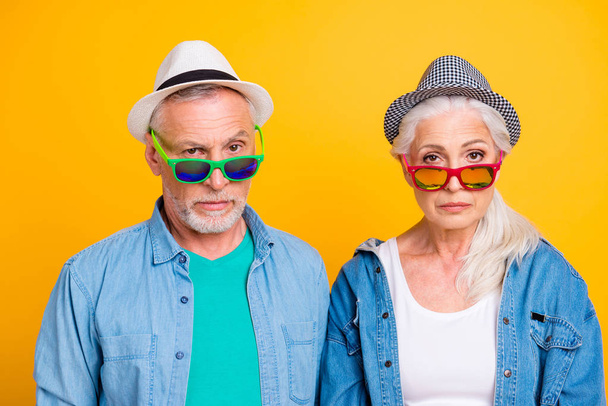 What? Let me think! Young vs old person lifestyle concept. Close up photo portrait of two minded amazed surprised thoughtful pondering granny granddad in green red eyewear isolated bright background - Foto, Bild