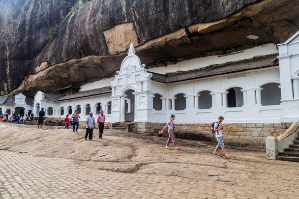 Dambulla, Sri Lanka - 20 Temmuz 2016: Turist ve hayranları Dambulla Mağara Tapınağı, Sri Lanka ziyaret - Fotoğraf, Görsel
