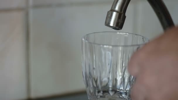 A água sob pressão fraca flui de uma torneira de água
 - Filmagem, Vídeo