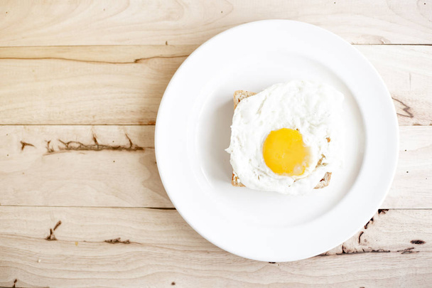 Πρωινό το πρωί, αυγό τηγανιτό ψωμί και καφέ - Φωτογραφία, εικόνα