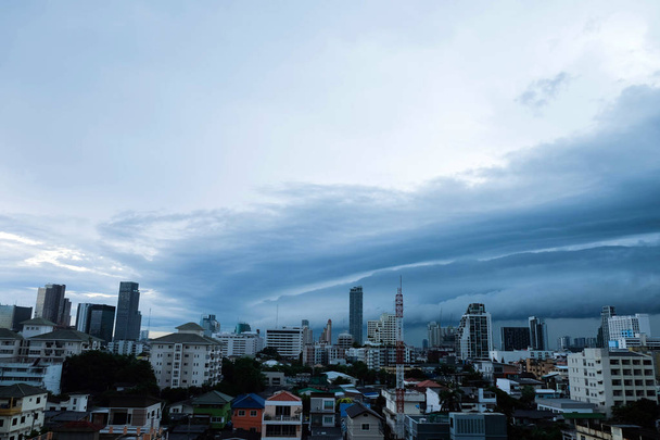 Bouřková mračna nad městem, obloha je pokryta černými bouřkový mrak - Fotografie, Obrázek