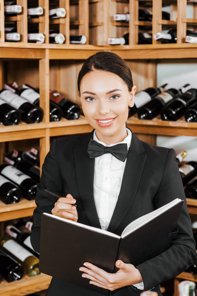 gyönyörű női bor titkár, a notebook-on bor tárolására - Fotó, kép