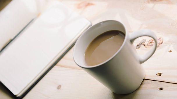 Чашка кави на дерев'яному столі
 - Фото, зображення