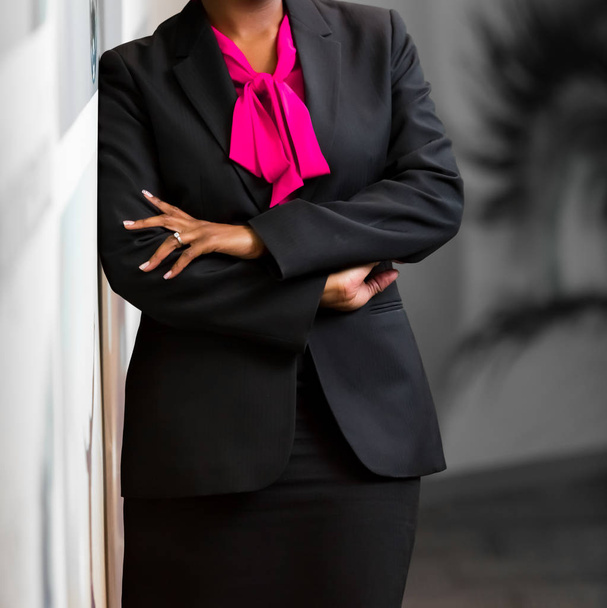 Rajattu pää Afrikkalainen Business Nainen yritysten pukea kädet taitettu
 - Valokuva, kuva