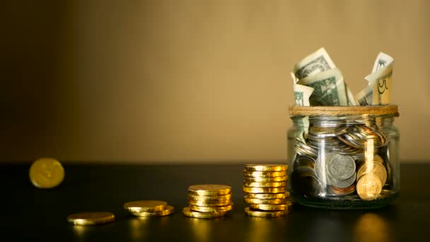 Geld sparen Münze in Glas. Symbol für Investieren, Geld behalten Konzept. Geldscheine in Glasdose als Spardose sammeln - Filmmaterial, Video
