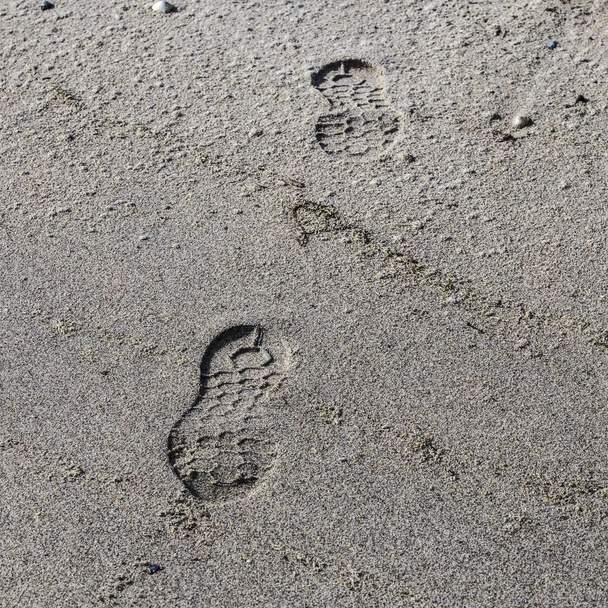 Foto von links menschlichen Fußabdruck auf Sand mit erstaunlicher Natur Sonnenlicht. kann Fußabdruck nach oben und unten auf einem Foto wie 3D sehen. - Foto, Bild