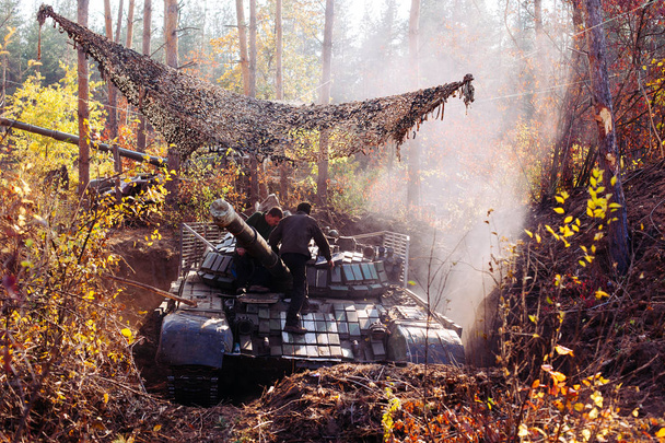 echte strijd tanks in beweging langs de onverharde bos weg Oekraïne - Foto, afbeelding