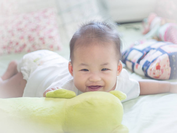 ベッドに横になって、笑って少し愛らしい幼児ベビー - 写真・画像