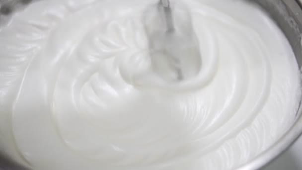 卵白をハンド ミキサーのクローズ アップ - 映像、動画