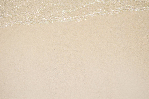 Mořské vlny voda s bublinkami na písčité pláži - Fotografie, Obrázek