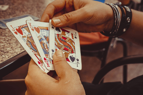 Τα χέρια, χρησιμοποιώντας κάρτες παιχνιδιού - Φωτογραφία, εικόνα
