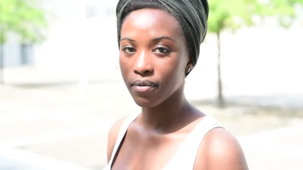 Porträt schwarz schöne junge Frau posiert mit Kamera im Freien in der Stadt, ernst-selbstbewusst, unabhängig, Emanzipationskonzept - Filmmaterial, Video