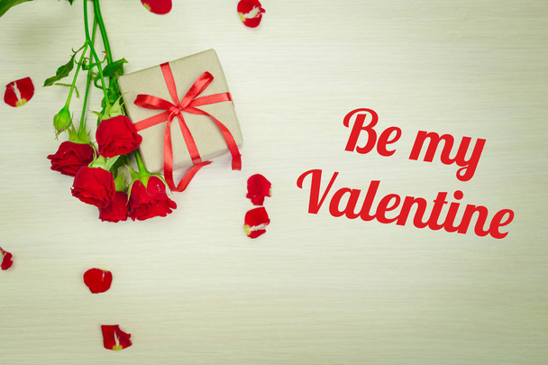 Valentines day greeting card with red roses and gift box - Valokuva, kuva
