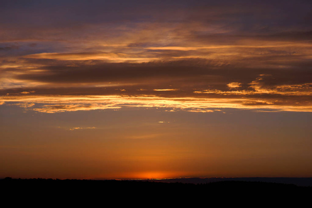 日の出と日没の壁紙背景テクスチャ風景自然夏秋テクスチャ カラフルな雲空屋外フィールド林木 - 写真・画像