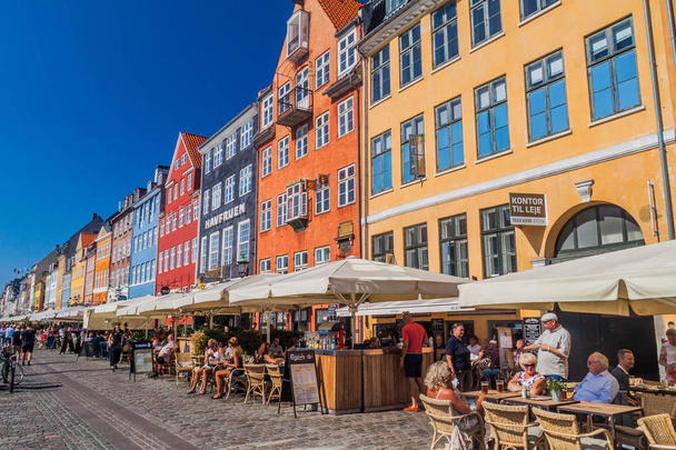 COPENHAGEN, DENMARK - AUGUST 26, 2016: People sit in restaurants and cafes of Nyhavn district in Copenhagen, Denmark - Foto, imagen
