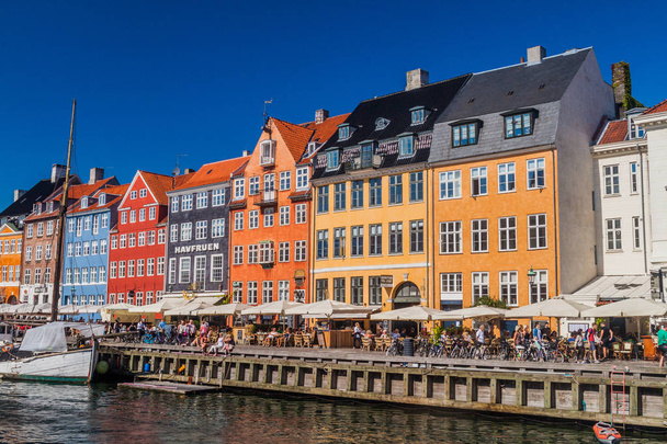 COPENHAGEN, DENMARK - AUGUST 26, 2016: People sit in restaurants and cafes of Nyhavn district in Copenhagen, Denmark - Fotoğraf, Görsel