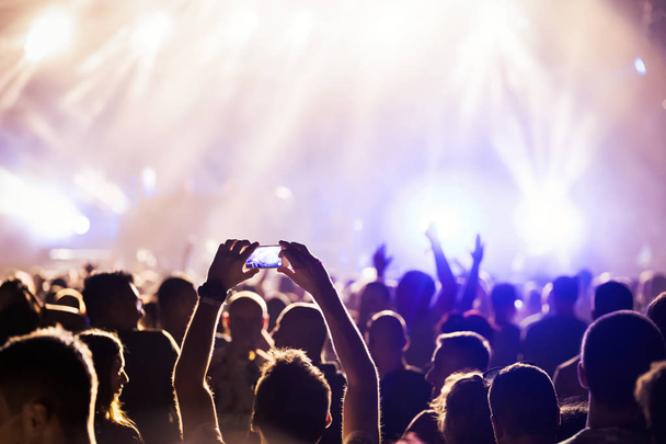 Foto della folla che balla al festival di concerti musicali
 - Foto, immagini