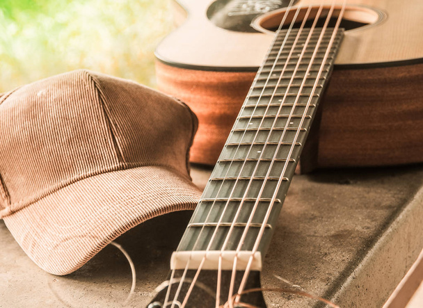 カントリー スタイルの布の帽子とアコースティック ギターの橋。選択的な焦点を当てるし、クローズ アップ. - 写真・画像