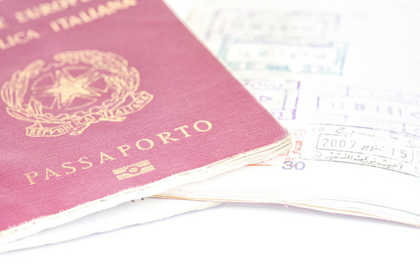 flou et passeport dans le fond blanc comme concept de voyage et de liberté beaucoup de visa
 - Photo, image