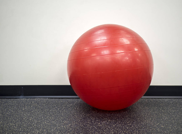 Elszigetelt, magányos piros gyakorolni a labda az edzőteremben - Fotó, kép