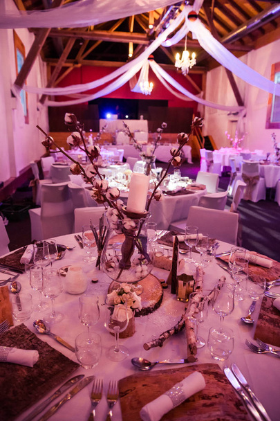 Téli tematikus esküvői asztaldísz rózsaszín világítás - Fotó, kép