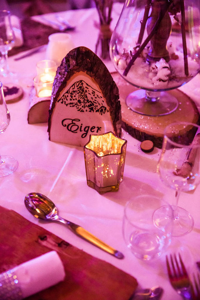 Décoration de table de mariage en bois dans la bougie et l'éclairage rose
 - Photo, image