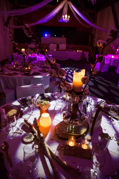 Зимняя тематика украшение свадебного стола в розовом освещении
 - Фото, изображение