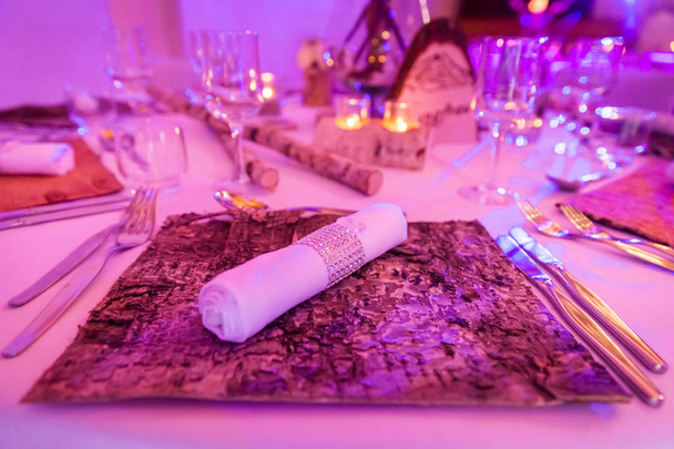 Mat van de schors van de berk bruiloft tafeldecoratie en servet op hout - Foto, afbeelding