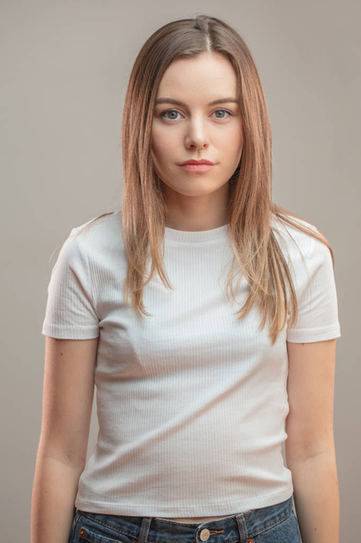 close up portrait of beautiful street girl in white T-shirt and jeans - Foto, Imagen